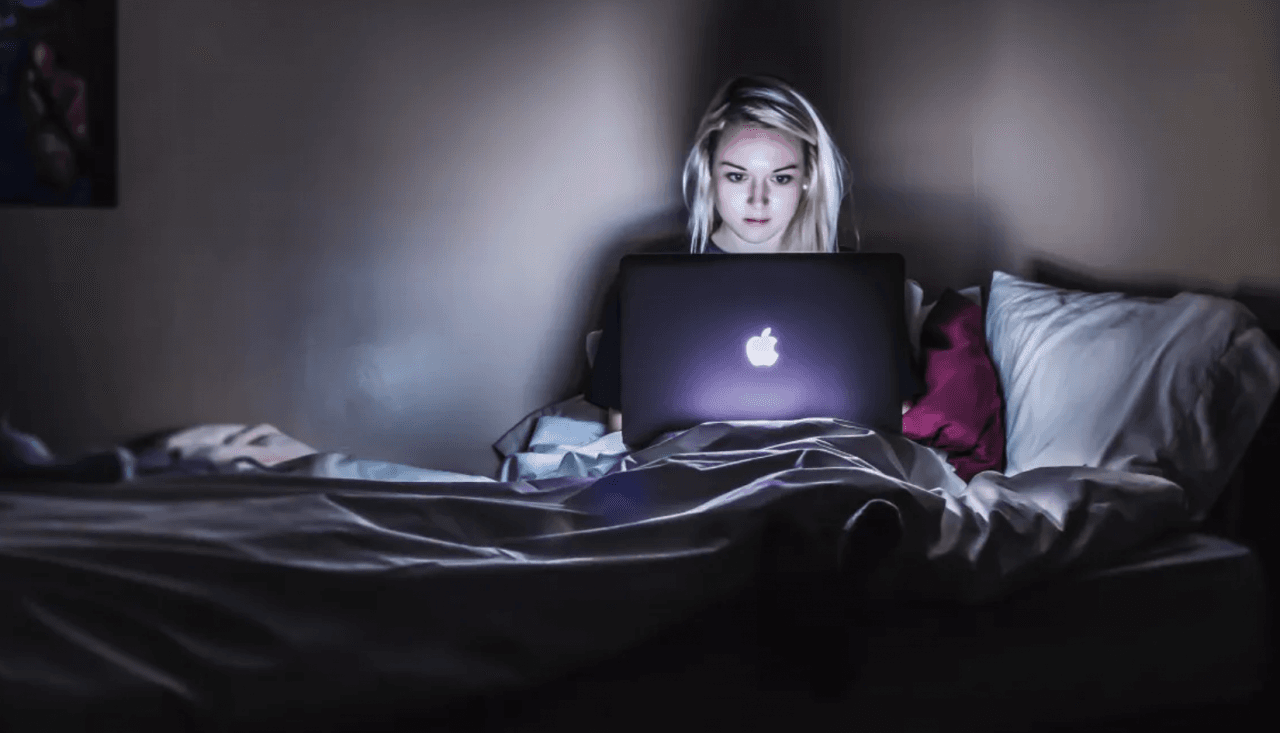 How to Present Yourself Online to Book Jobs in the Entertainment Industry
